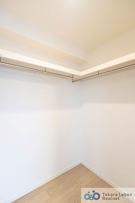 季節ごとの衣類を収納できるウォークインクローゼット。