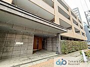マンションエントランスです。落ち着いた温かみのある色調で、住む人をやさしく迎えてくれます。