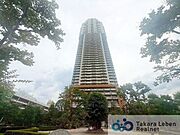 総戸数650戸のタワーマンション。周辺は公園、テニスコート、ゴルフ場などレジャー施設や商業施設が充実し、お買い物も便利な立地です。