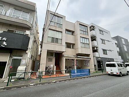 周囲の景観と美しく溶け合いながら、凛とした表情を見せる外観デザイン。落ち着きと品格を兼ね備え、日常を心地よく迎え入れてくれる住まいです。