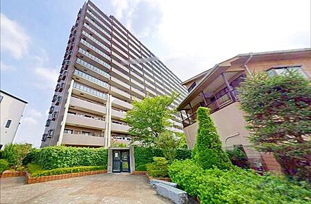 総戸数222戸のビッグスケールレジデンス。外観タイル張りの緑豊かな共用部。周辺には、大規模な商業施設があり、買い物や食事に便利な環境が整っています。