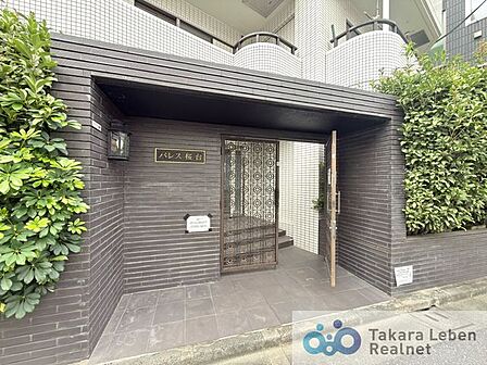 マンションエントランスです。落ち着いた温かみのある色調で、住む人をやさしく迎えてくれます。