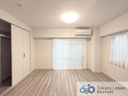採光の取れた洋室は、日中も明るく心地よい印象。居室としてお使いいただける、バランスの良い空間です。