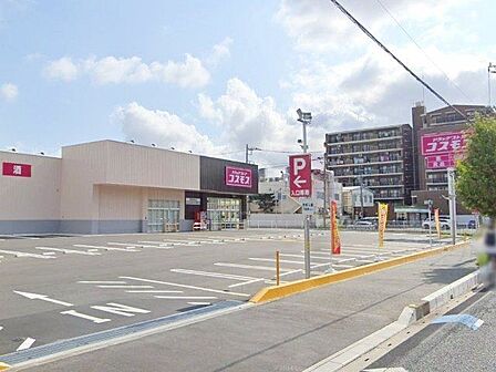 ディスカウントドラッグコスモス新曽南店 徒歩4分。 300m