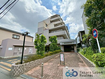 周囲の景観と美しく溶け合いながら、凛とした表情を見せる外観デザイン。落ち着きと品格を兼ね備え、日常を心地よく迎え入れてくれる住まいです。
