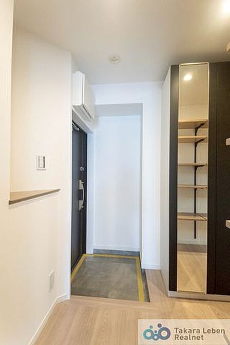 落ち着いた雰囲気の玄関は大切なお客様を迎えるのに最適です。毎日の外出や帰宅の際にも気持ちを落ち着かせてくれる空間になりそうですね。
