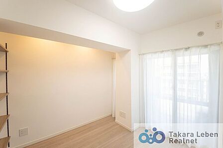 洋室約4.2帖。寝室は一日の疲れを癒す休息の場所。適度な採光と通風を確保する事で心地よい空間が生まれ、明日への活力とつながっていきます。