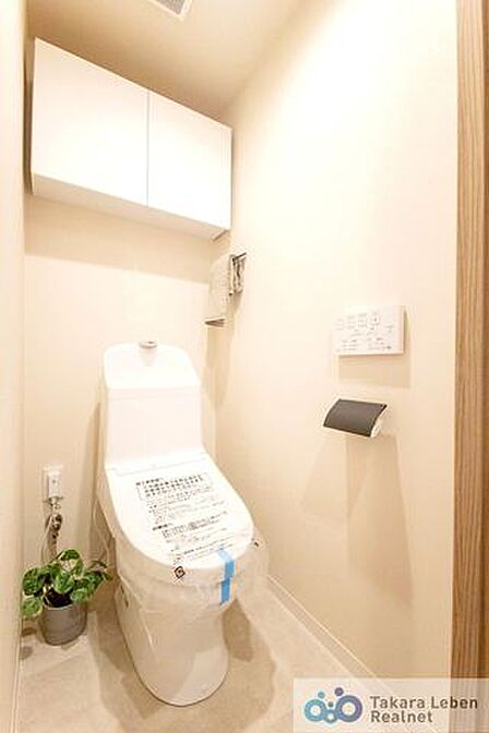 ウォシュレット機能付きのトイレは壁掛けリモコンの上位グレードを採用。便座がスッキリした印象となり、限られた空間を広く見せる効果があります。