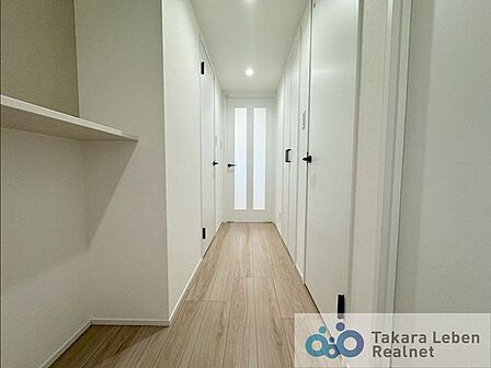 落ち着いた雰囲気の玄関は大切なお客様を迎えるのに最適です。毎日の外出や帰宅の際にも気持ちを落ち着かせてくれる空間になりそうですね。