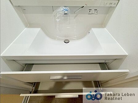 洗面室は朝を快適にさせてくれる大切な空間です。バタバタしている忙しい朝でも収納が多い洗面台では短時間で効率良く支度ができます。