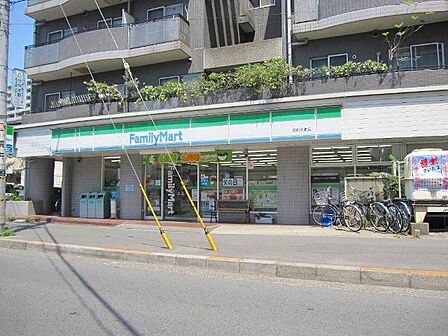 ファミリーマート浦和仲町店 徒歩4分。 250m