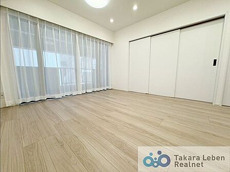 家族が集まる場所だからこそ、採光と通風を確保した心地よいリビングとなっております。自然と家族皆が揃い、笑顔が溢れる場となりそうです。