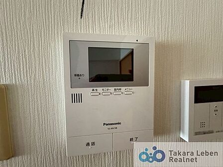 【モニター付きインターフォン】室内にいながら、来客者や外の様子を確認でき、セキュリティ面も安心です。