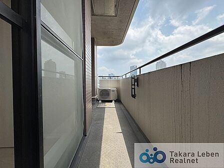 爽やかな風が吹き、思わずお部屋の外へ出たくなる、そんなバルコニーです。心地良さに包まれ、日々の暮らしをより鮮やかに彩ります。