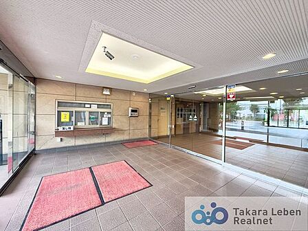 マンションエントランスです。落ち着いた温かみのある色調で、住む人をやさしく迎えてくれます。