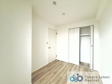 約4.5帖の洋室です。