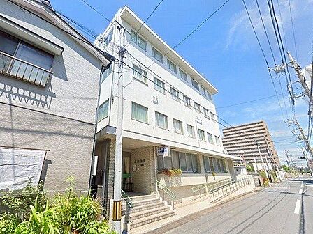 医療法人誠朗会上野病院 徒歩6分。 440m