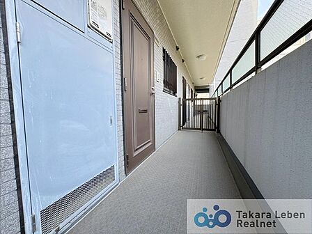訪れる方を優しくお出迎えする落ち着いた玄関。毎日の外出や帰宅の際にも気持ちを落ち着かせてくれる空間になりそう。