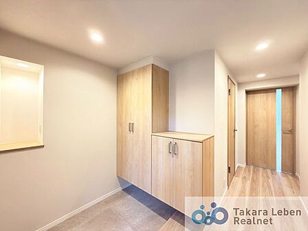 シンプルで使いやすい玄関は、住まい全体をすっきりと見せてくれます。日々の暮らしに自然と馴染む空間です。