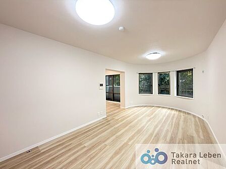 家族が集まる場所だからこそ、採光と通風を確保した心地よいリビングとなっております。自然と家族皆が揃い、笑顔が溢れる場となりそうです。