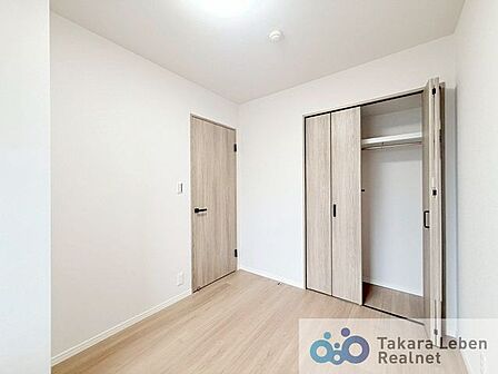 洋室約4.2帖：収納力のあるクローゼットで、お部屋がスッキリ広く使用できます。