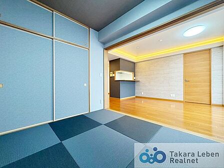 和室約6帖。独立したお部屋として利用しても良し。引き戸を開け放してリビング空間の延長として利用しても良いですね。