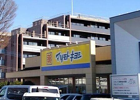マツモトキヨシ西友川口赤山店 徒歩7分。 560m
