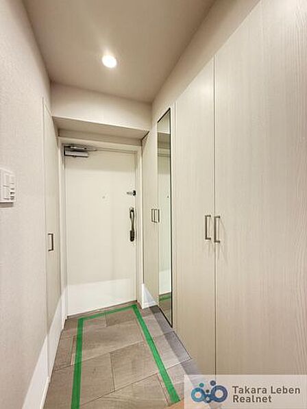 訪れる方を優しくお出迎えする落ち着いた玄関。毎日の外出や帰宅の際にも気持ちを落ち着かせてくれる空間になりそう。