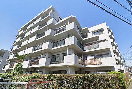 柔らかなカラーの落ち着いた外観デザイン。植栽も配しており、住まう人や訪れる方を優しくお出迎えします。