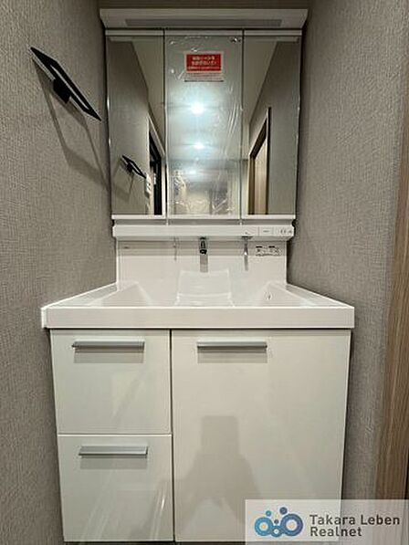 清潔感あふれる洗面脱衣所は、毎日の身支度がスムーズに行える空間。洗面台まわりもゆとりがあり、朝の忙しい時間帯でもスムーズに使えます。