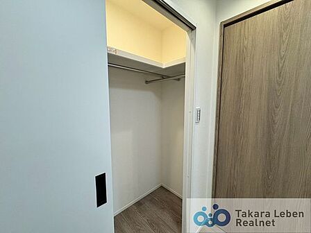季節ごとの衣類を収納できるウォークインクローゼット。