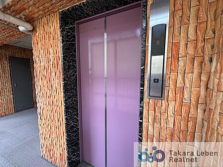 エレベーターのあるマンションは、ベビーカーや荷物の移動もしやすい環境。家族での暮らしにも取り入れやすい住まいです。