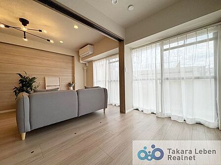 家族だけのプライベートタイムを心地よく過ごせるリビング空間。住まう方のライフスタイルを尊重し、オンリーワンの空間を創り出します。