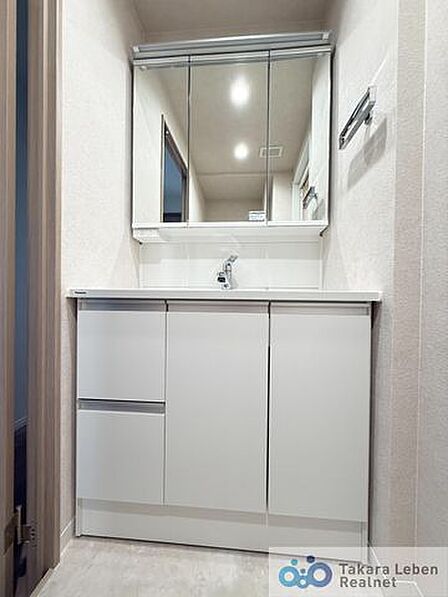 気持ちの良い朝はキレイな洗面所から。鏡裏の収納でモノが出がちな洗面所もスッキリ片付きます。