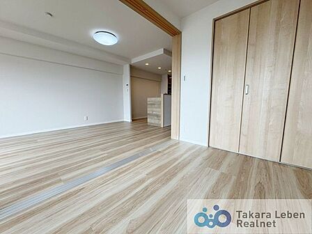 約5.9帖の洋室です。