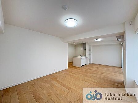 家族だけのプライベートタイムを心地よく過ごせる、約●帖のリビング空間。住まう方のライフスタイルを尊重し、オンリーワンの空間を創り出します。