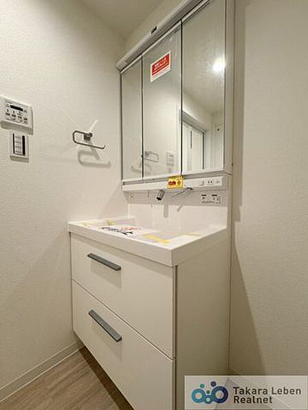 シンプルで明るい洗面脱衣所は、どなたでも使いやすい設計。身支度から洗濯まで、日々の生活をサポートします。