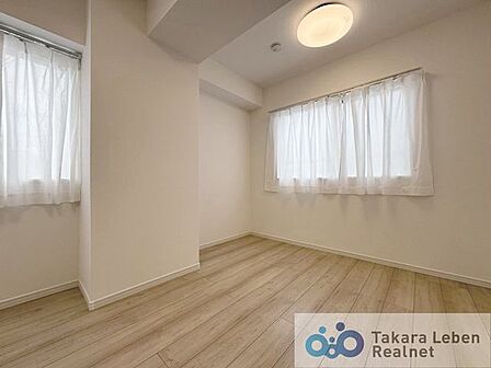 約5.5帖の洋室です。