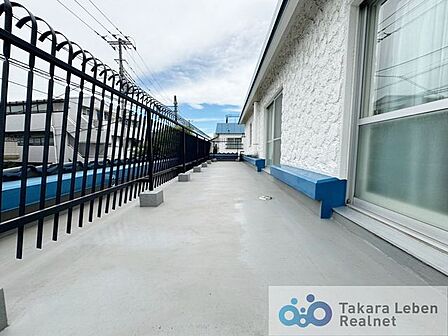 爽やかな風が吹き、思わずお部屋の外へ出たくなる、そんなバルコニーです。心地良さに包まれ、日々の暮らしをより鮮やかに彩ります。