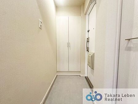 落ち着いた雰囲気の玄関。毎日の外出や帰宅の際にも気持ちを落ち着かせてくれる空間になりそうですね。