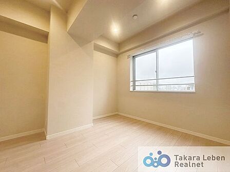 腰高窓の為、ベットやデスクなど家具の配置がしやすい設計で子供部屋にもオススメです。