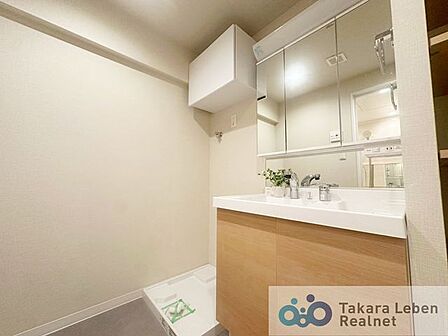 シンプルですっきりしたデザインの洗面台。無駄がなく、使い勝手の良い仕様となっております。