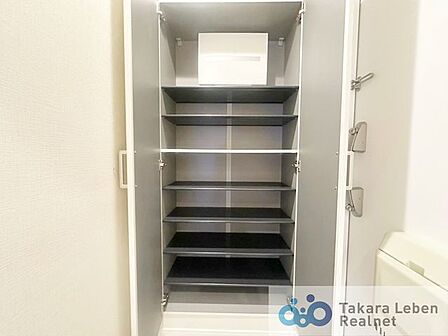 お気に入りの靴をすっきりと収納できるシューズボックス。
