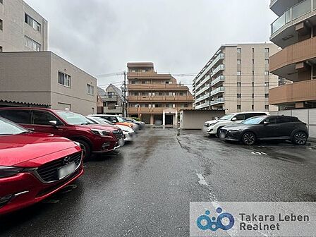 平面駐車場なのでお車の出し入れもスムーズに行うことができます。（空き要確認）