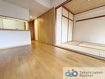 キッチンからリビング全体を見渡すことができます。各居室では独立性を保ちながらも、リビングでは家族が一緒に寛げる空間に。お子様が成長した後も、大切な時間をお過ごしいただけますね。