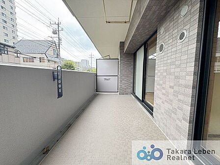爽やかな風が吹き、思わずお部屋の外へ出たくなる、そんなバルコニーです。心地良さに包まれ、日々の暮らしをより鮮やかに彩ります。