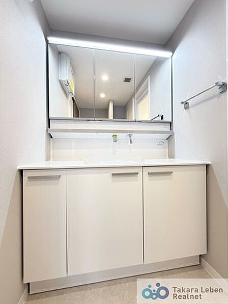 シンプルで明るい洗面脱衣所は、どなたでも使いやすい設計。身支度から洗濯まで、日々の生活をサポートします。