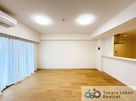 家族が集まる場所だからこそ、採光と通風を確保した心地よいリビングとなっております。自然と家族皆が揃い、笑顔が溢れる場となりそうです。