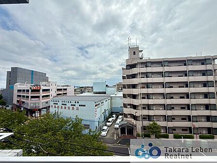 遮る建物なく見晴らしの良い眺望です。室内にも爽やかな風と心地の良い日差しが差し込みます。