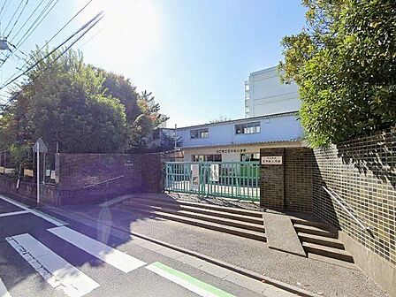 川口市立芝中央小学校 徒歩13分。 1010m